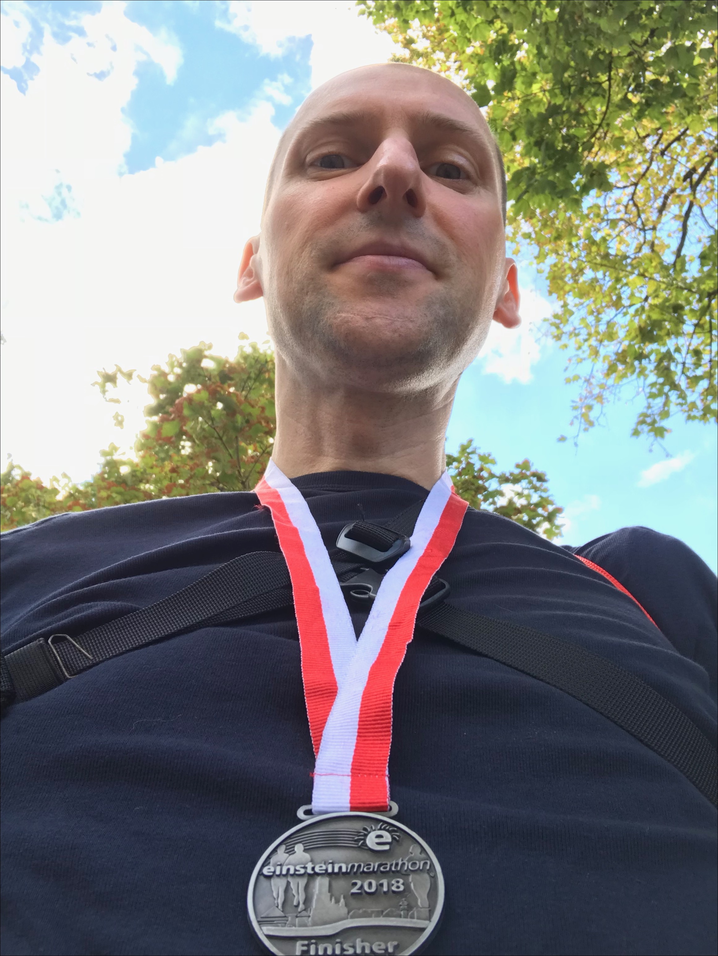 Mit der Finisher-Medaille im Schatten (und hungrig...)