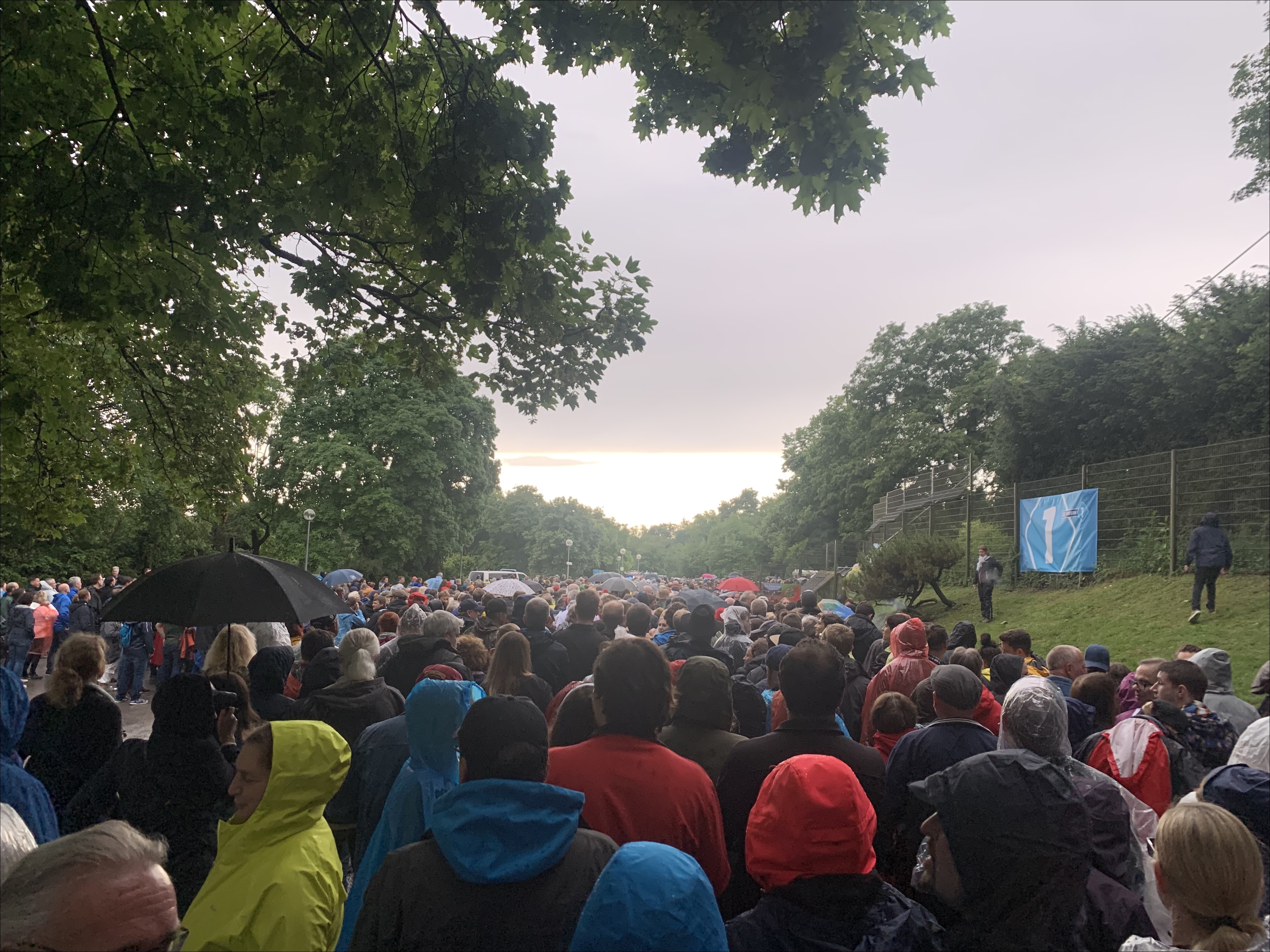 Warten vor dem Einlass – zum Glück ohne Regen!